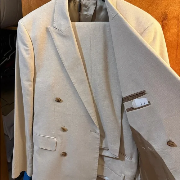 Elegant Men's Cream Double-Breasted Suit 38R Pants 32